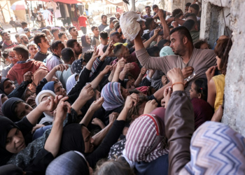 People clamour for bread outside a bakery in the city of Khan Yunis in aid-starved Gaza. ©AFP