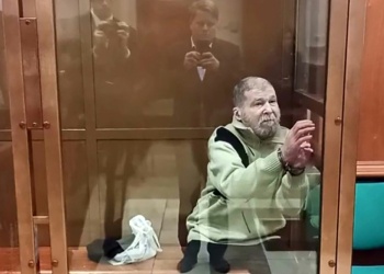 In this grab from a handout footage taken and released by the Moscow City Court press service on October 7, 2024, US citizen Stephen Hubbard, 72, accused of fighting as a mercenary for Ukraine, attends his verdict hearing in Moscow.. ©AFP