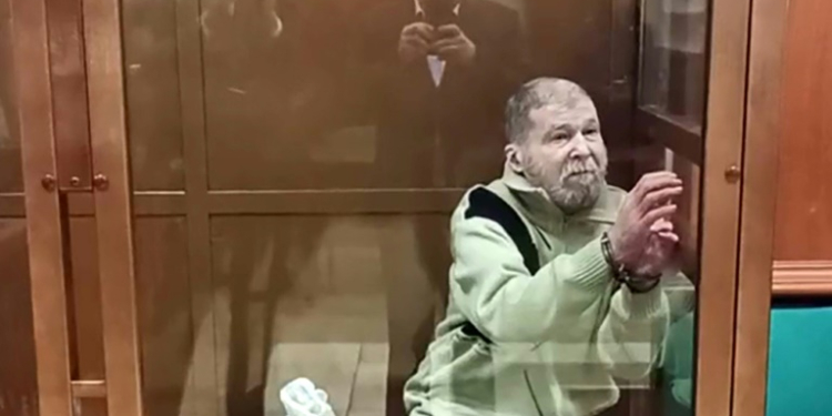 In this grab from a handout footage taken and released by the Moscow City Court press service on October 7, 2024, US citizen Stephen Hubbard, 72, accused of fighting as a mercenary for Ukraine, attends his verdict hearing in Moscow.. ©AFP