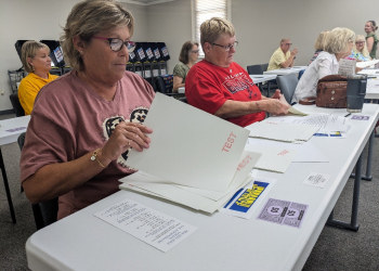 Lee County, Georgia poll workers Debbie Jack (L) and Donna Mathis (R) practice counting ballots as part of new election hand count rules on October 2, 2024 / ©AFP