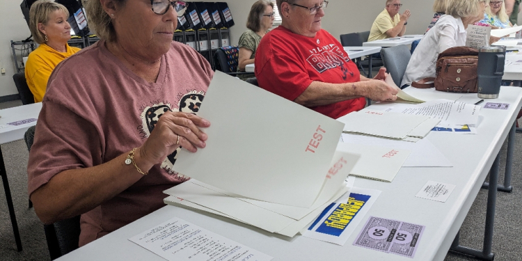 Lee County, Georgia poll workers Debbie Jack (L) and Donna Mathis (R) practice counting ballots as part of new election hand count rules on October 2, 2024 / ©AFP