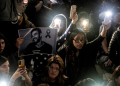 Fans light cellphones as they pay tribute to the late British singer Liam Payne at the Revolucion monument in Mexico City on October 17, 2024. ©AFP