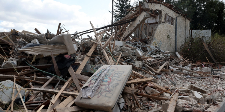 A destroyed building in Hod HaSharon following the Iranian missile attack on Israel / ©AFP