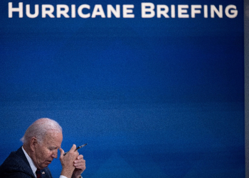 US President Joe Biden listens during a briefing about Hurricane Milton in the Eisenhower Executive Office Building October 9, 2024 in Washington, DC. / ©AFP