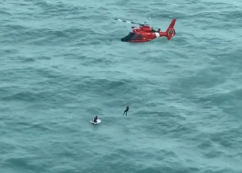 A video grab taken from footage released by the US Coast Guard shows a helicopter crew rescuing a man in the Gulf of Mexico. ©AFP