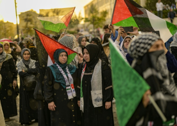 Protesters wave Palestian flags during a rally at the Uskudar Square in Istanbul, Turkey. ©AFP