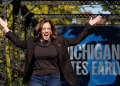 Kamala Harris arrives onstage for a campaign rally in Grand Rapids, Michigan / ©AFP