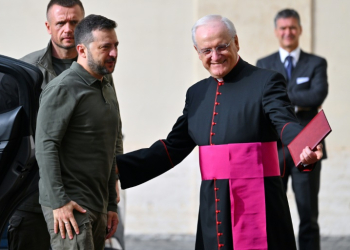 Ukraine's President Volodymyr Zelensky (L) is welcomed by Prefect of the Pontifical House, Monsignor Leonardo Sapienza (R) at San Damaso courtyard, before his meeting with Pope Francis. ©AFP