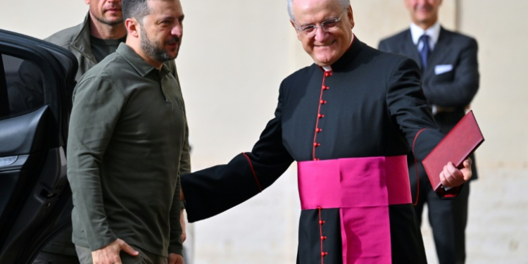 Ukraine's President Volodymyr Zelensky (L) is welcomed by Prefect of the Pontifical House, Monsignor Leonardo Sapienza (R) at San Damaso courtyard, before his meeting with Pope Francis. ©AFP