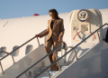 US Vice President and Democratic presidential candidate Kamala Harris steps off Air Force Two as she arrives in Phoenix, Arizona / ©AFP