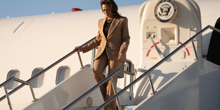 US Vice President and Democratic presidential candidate Kamala Harris steps off Air Force Two as she arrives in Phoenix, Arizona / ©AFP