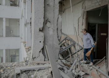 A missile struck the Derzhprom building, a historic Soviet skyscraper in Kharkiv. ©AFP