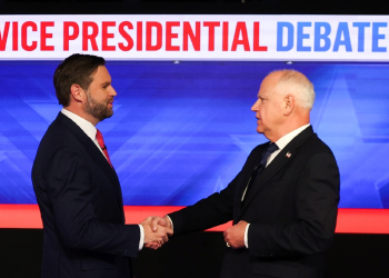 US Senator and Republican vice presidential candidate J.D. Vance (L) and Minnesota Governor and Democratic vice presidential candidate Tim Walz shake hands at the start of the Vice Presidential debate / ©AFP