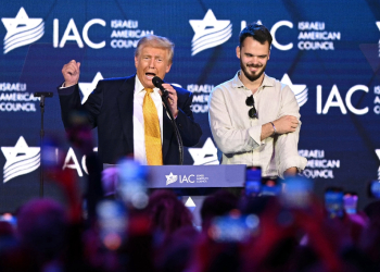 Andrei Kozlov, a former Hamas-held hostage in Gaza, attends an event in Washington with US presidential candidate Donald Trump / ©AFP