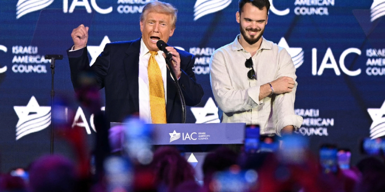 Andrei Kozlov, a former Hamas-held hostage in Gaza, attends an event in Washington with US presidential candidate Donald Trump / ©AFP