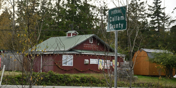 A sign welcomes travelers to Clallam County in Sequim, Washington; the county in the US northwest boasts the longest record of any county of voting for the winner in presidential elections  / ©AFP