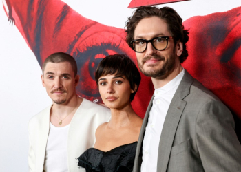 (L-R) Actors Kyle Gallner and Naomi Scott plus director Parker Finn attend the global premiere of 'Smile 2' on October 14, 2024 in Los Angeles. ©AFP