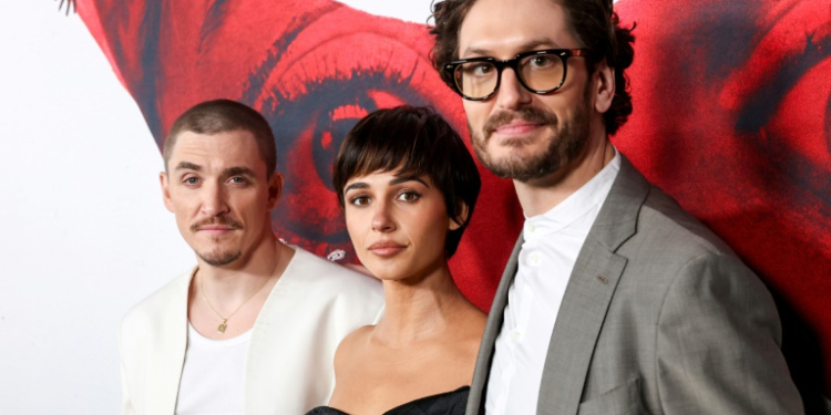 (L-R) Actors Kyle Gallner and Naomi Scott plus director Parker Finn attend the global premiere of 'Smile 2' on October 14, 2024 in Los Angeles. ©AFP