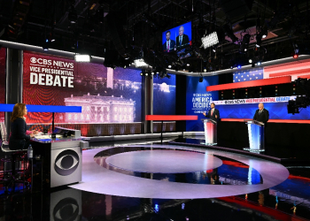 US Senator and Republican vice presidential candidate J.D. Vance (C) and Minnesota Governor and Democratic vice presidential candidate Tim Walz (R) participate in the Vice Presidential debate hosted by CBS News at the CBS Broadcast Center in New York City on October 1, 2024 / ©AFP