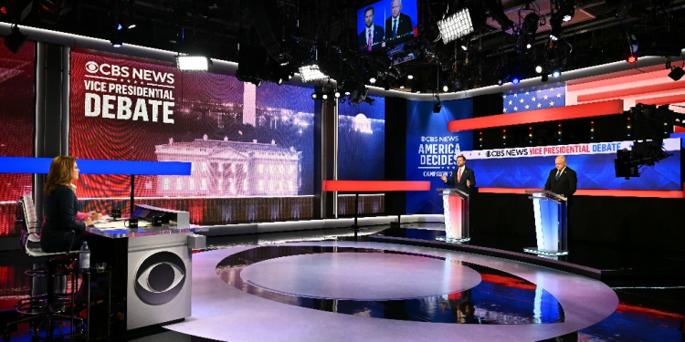 US Senator and Republican vice presidential candidate J.D. Vance (C) and Minnesota Governor and Democratic vice presidential candidate Tim Walz (R) participate in the Vice Presidential debate hosted by CBS News at the CBS Broadcast Center in New York City on October 1, 2024 / ©AFP