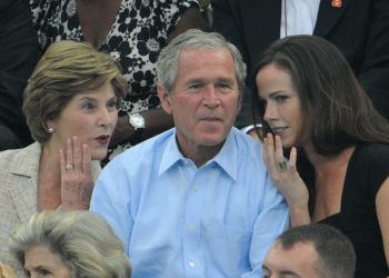 Barbara Bush (R), seen with her parents George W. Bush (C) and Laura Bush (L) in 2008, has endorsed Democrat Kamala Harris in the November 2024 presidential election / ©AFP