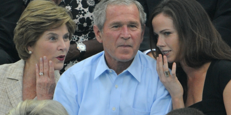 Barbara Bush (R), seen with her parents George W. Bush (C) and Laura Bush (L) in 2008, has endorsed Democrat Kamala Harris in the November 2024 presidential election / ©AFP