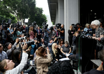 The Menendez brothers' 92-year-old aunt Joan VanderMolen spoke at a news conference attended by some 30 relatives. ©AFP