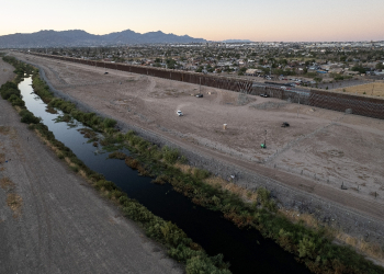 Vehicles guard the US side of the border with Mexico / ©AFP