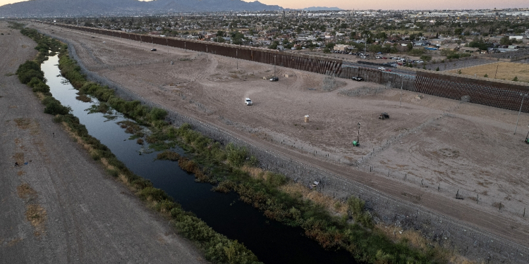 Vehicles guard the US side of the border with Mexico / ©AFP