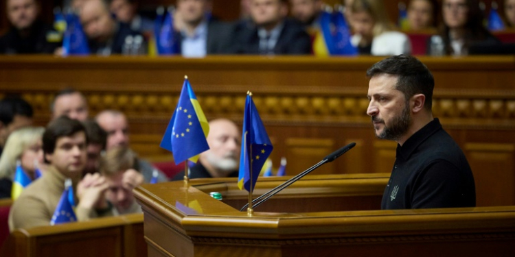 Ukraine President Volodymyr Zelensky addresses members of the Ukrainian parliament in Kyiv to announce details of his Victory Plan to end the war in his country. ©AFP