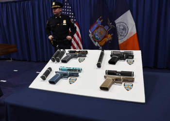 Confiscated 'ghost guns' being displayed at a  news conference in New York by city officials / ©AFP