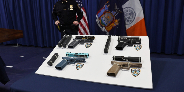 Confiscated 'ghost guns' being displayed at a  news conference in New York by city officials / ©AFP