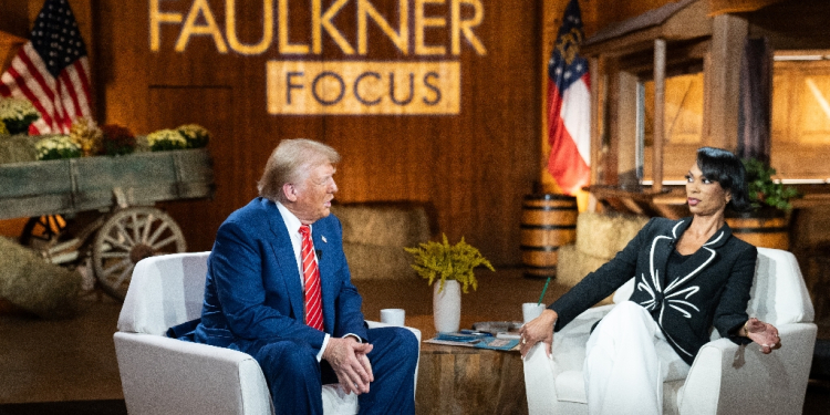 Donald Trump with Fox News broadcaster Harris Faulkner for a townhall event in Cumming, Georgia / ©AFP