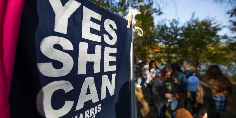 People line up to enter an event where Democratic presidential nominee Vice President Kamala Harris in Grand Rapids, Michigan / ©AFP