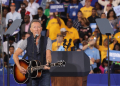 Bruce Springsteen performs during a campaign event in Atlanta, Georgia, for Democratic presidential nominee Kamala Harris / ©AFP