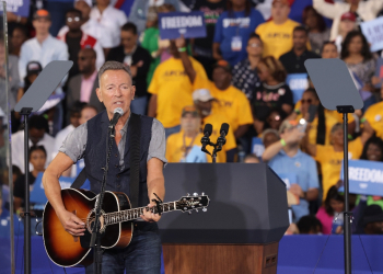 Bruce Springsteen performs during a campaign event in Atlanta, Georgia, for Democratic presidential nominee Kamala Harris / ©AFP