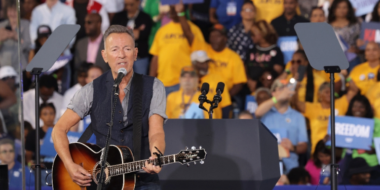 Bruce Springsteen performs during a campaign event in Atlanta, Georgia, for Democratic presidential nominee Kamala Harris / ©AFP