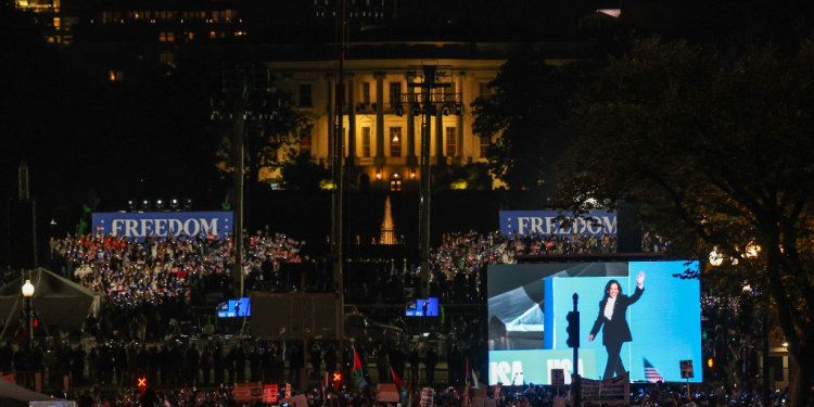 Harris's rally outside the White House was attended by tens of thousands of supporters  / ©AFP