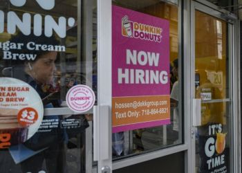 Data from payroll firm ADP showed private sector employment rising in September by a higher-than-expected 143,000 jobs. ©AFP