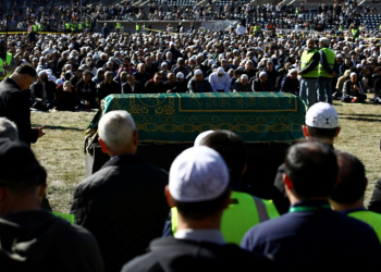 People pray over the casket of Turkish Muslim cleric Fethullah Gulen during a service at Skylands Stadium in Augusta, New Jersey. ©AFP