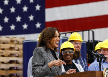 US Vice President Kamala Harris tours Hemlock Semiconductor headquarters in Michigan on October 28, 2024 / ©AFP