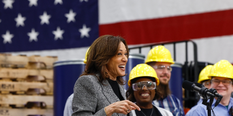 US Vice President Kamala Harris tours Hemlock Semiconductor headquarters in Michigan on October 28, 2024 / ©AFP