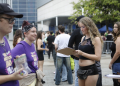 Amelia Zehnder (C), a Yes On 4! volunteer, talks with concert-goer Gigi Forbriger on ending Florida's abortion ban while canvassing in Orlando / ©AFP