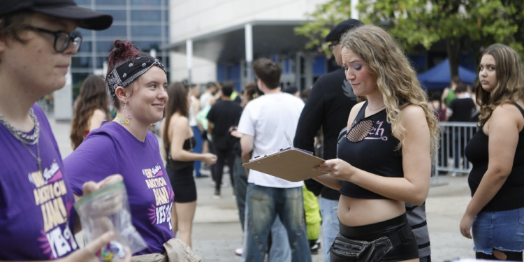 Amelia Zehnder (C), a Yes On 4! volunteer, talks with concert-goer Gigi Forbriger on ending Florida's abortion ban while canvassing in Orlando / ©AFP