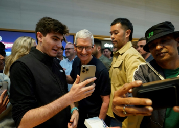 Apple CEO Tim Cook (C) is pushing the company into the AI era. ©AFP