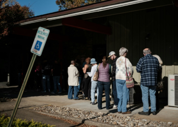 Voters line up in Black Mountain, in hurricane-ravaged North Carolina, to cast their ballots early in the US presidential election. ©AFP