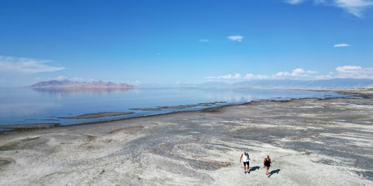 The bed of the Great Salt Lake contains arsenic and toxic heavy metals, which can contaminate the atmosphere during dust storms if exposed to the open air by falling levels / ©AFP