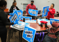 Members of the United Auto Workers (UAW) prepare campaign signs / ©AFP