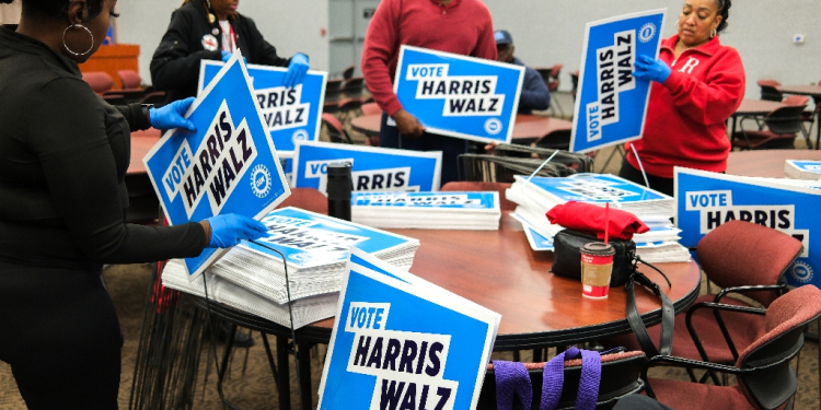 Members of the United Auto Workers (UAW) prepare campaign signs / ©AFP