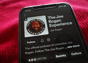 Joe Rogan's podcast has the largest audience in the world, with 14 million followers on Spotify alone / ©AFP